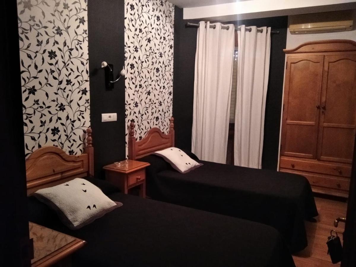 Restaurante & Hostal El Volante Moraleja Exteriör bild